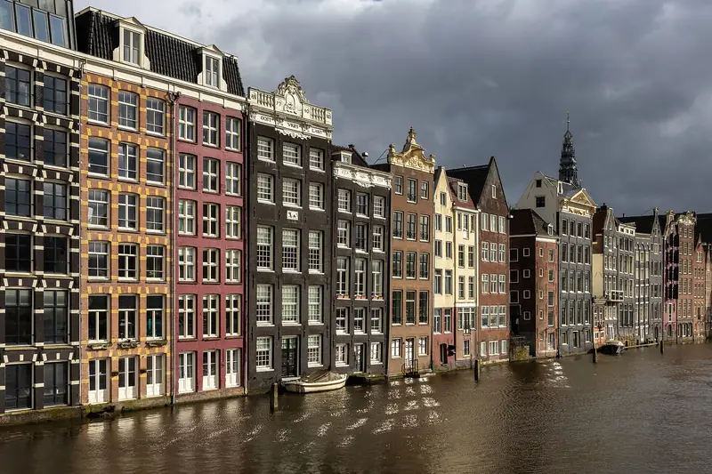 Canal houses on the Damrak